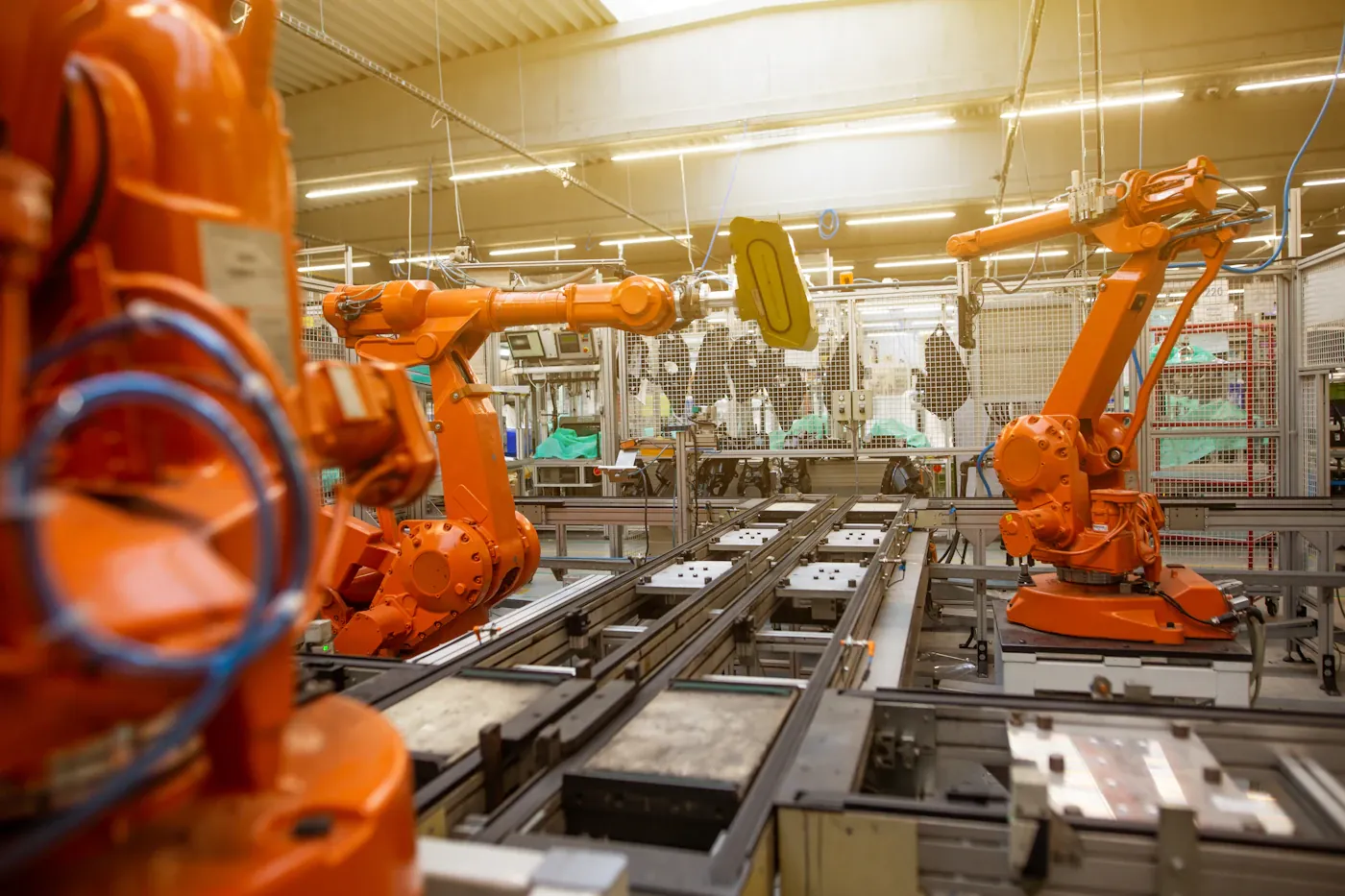 Brazos robóticos en una línea industrial · fotografía ilustrativa