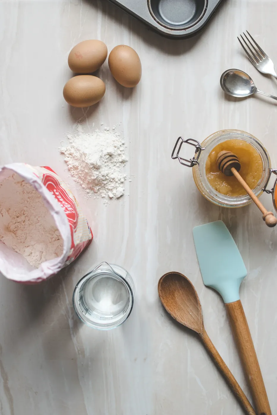 Ingredientes y utensilios de repostería · fotografía ilustrativa