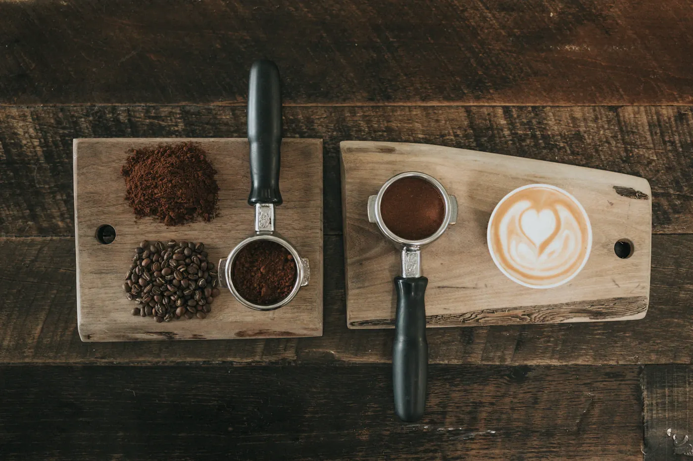 Preparaciones de café sobre una mesa de madera · fotografía ilustrativa
