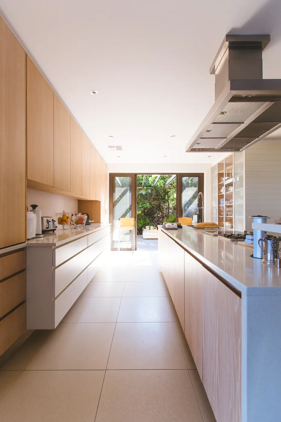 Interior de una cocina luminosa · fotografía ilustrativa