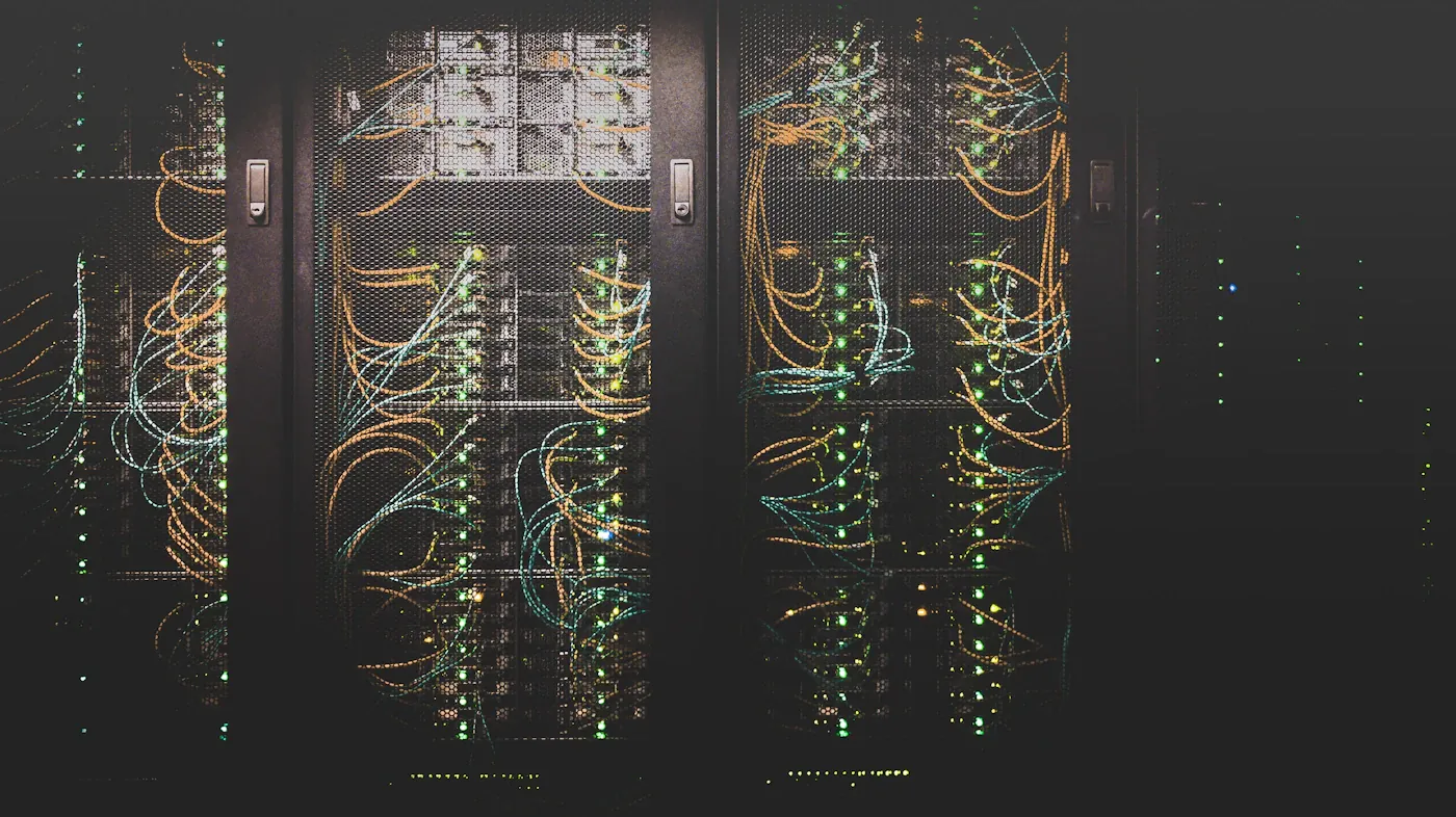 Equipos y cableado de servidores · fotografía ilustrativa