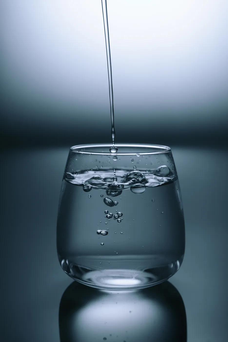 Agua cayendo en un vaso · fotografía ilustrativa